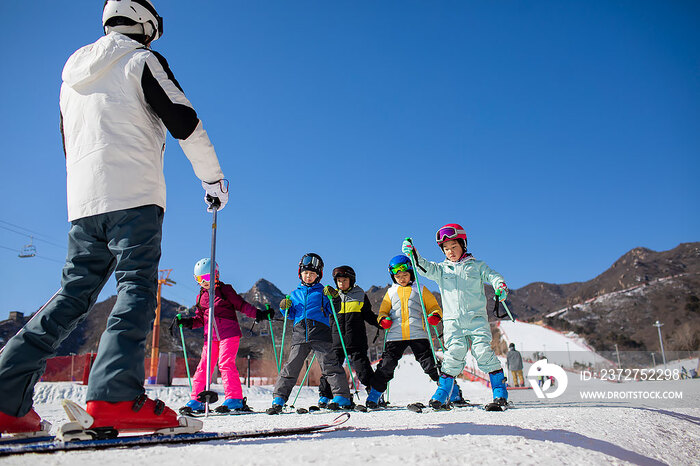 孩子们跟着教练在户外学滑雪