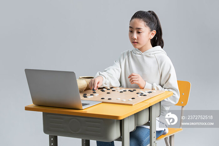 女孩上网课学习下围棋