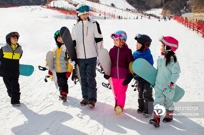 孩子们跟着教练在户外学滑雪