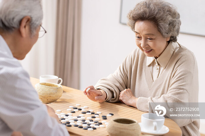 老年夫妇在家下围棋