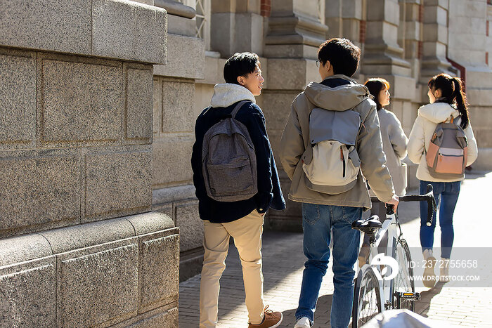 校园里的大学生