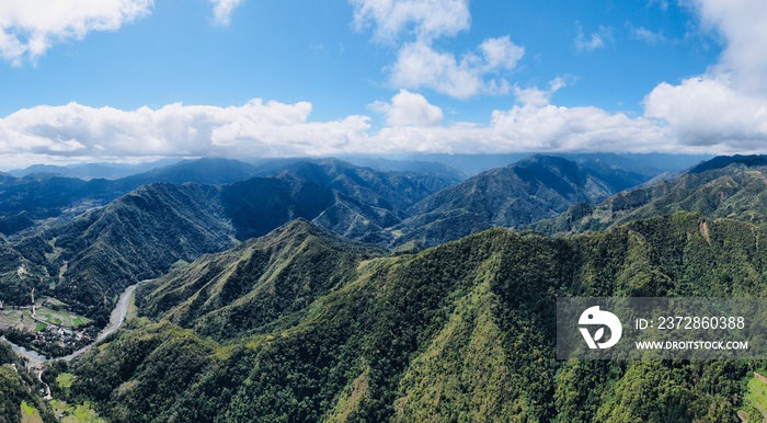 亚洲山区、稻田和蓝天的无人机空中全景/农业景观