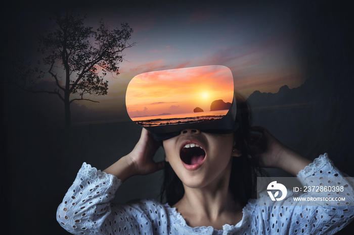 虚拟现实体验的抽象图像，戴着VR眼镜的亚洲女孩看起来像令人惊叹的黄昏太阳
