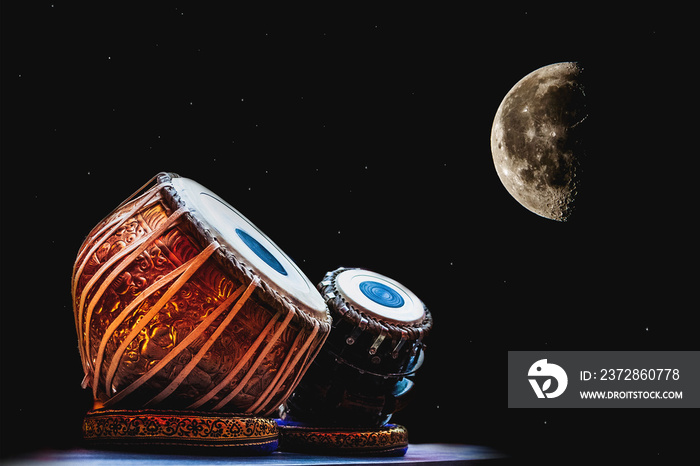 夜空背景下的民族乐器塔布拉