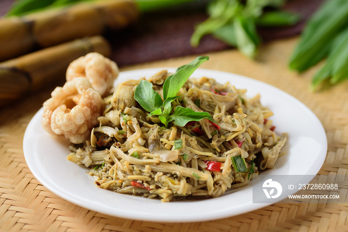 泰国北部食物（百胜或麦），蟹泥麻辣竹笋沙拉配猪肉皮，ba