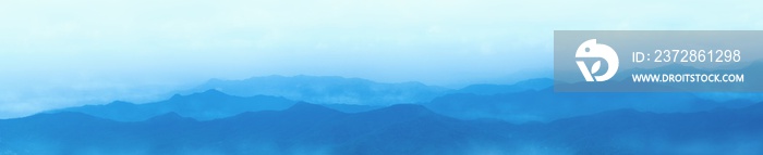 连绵的山峰。中国水墨画的背景。