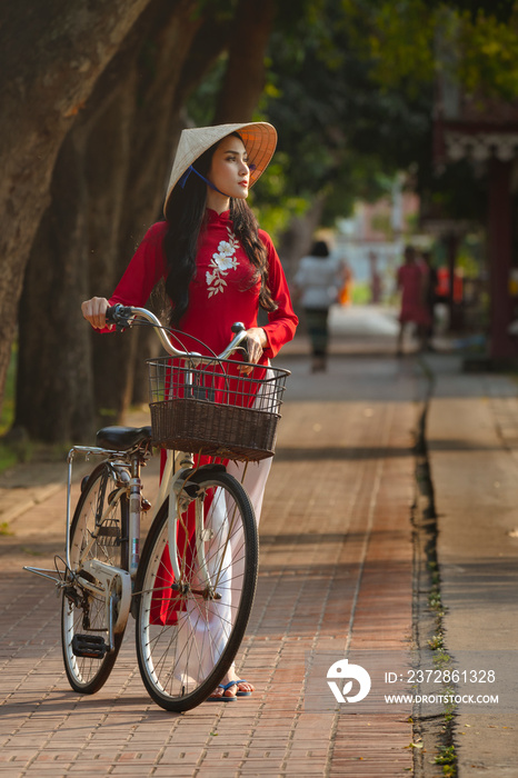 越南女孩的肖像传统红色连衣裙，美丽的年轻亚洲女人穿着越南带b