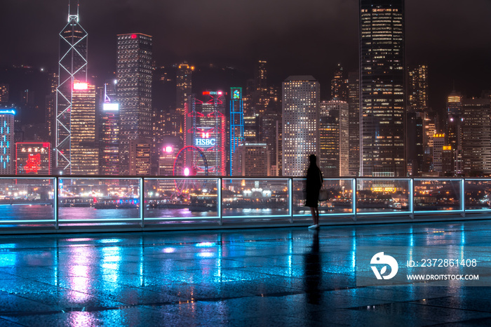 雨夜人们站在香港维多利亚港前