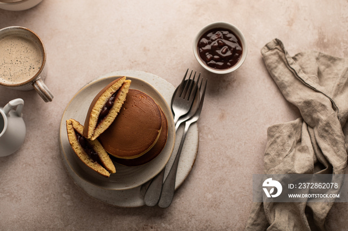 dorayaki en pile sur une assiette avec pâte de haricot rouge