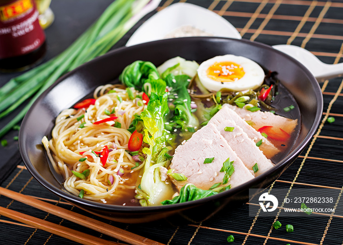 Miso Ramen亚洲面条，碗里有鸡蛋、猪肉和小白菜，深色背景。日式cu