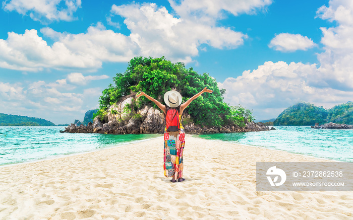 夏季生活方式旅行者女性欢乐有趣的自然风景沙滩Pak Bia岛Krabi，Fa