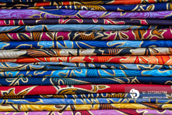 印度尼西亚乌布岛巴厘岛当地市场出售的各种五颜六色的纱笼。特写