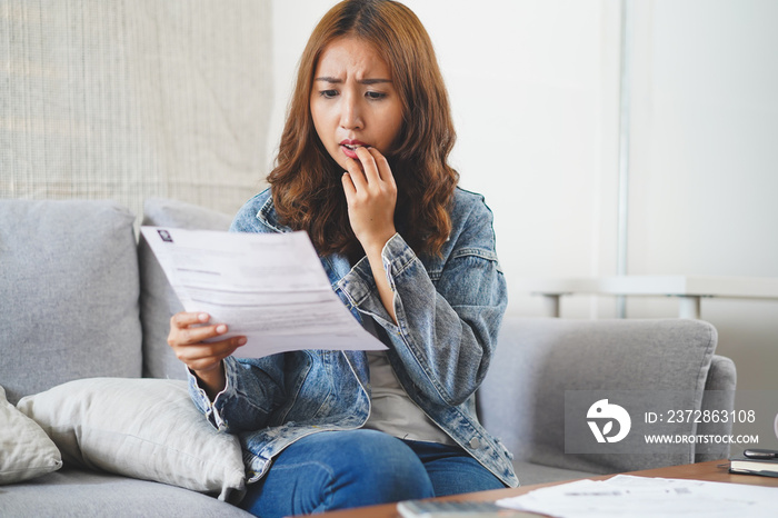 震惊年轻的亚洲女性看每月账单支出信用卡债务