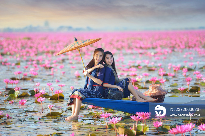身穿泰国传统文化的亚洲女性，复古风格，泰国粉莲花湖