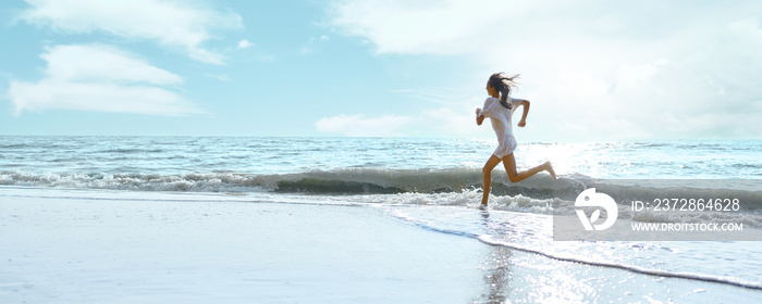 全景图像剪影女人在美丽的天空中沿着海岸奔跑，感受健康和快乐