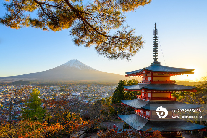 日落时的赤佛塔Chureito和富士山