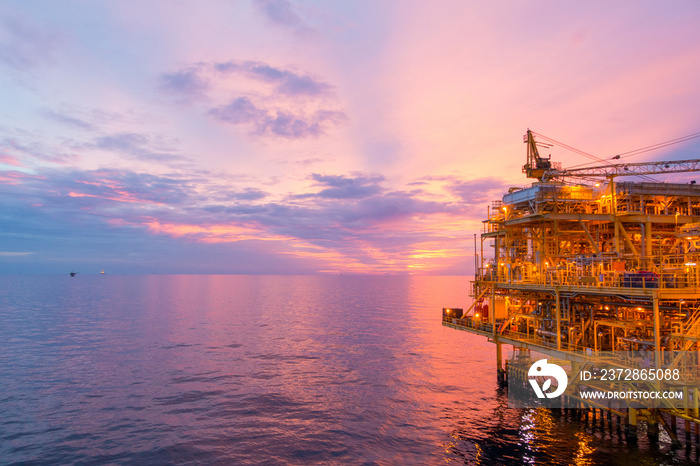 海上石油和天然气勘探生产施工平台，晚上有桥