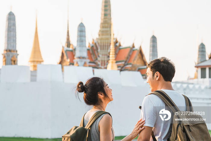 旅行者亚洲情侣在泰国曼谷旅行和散步，甜蜜的亚洲情侣感到幸福sp