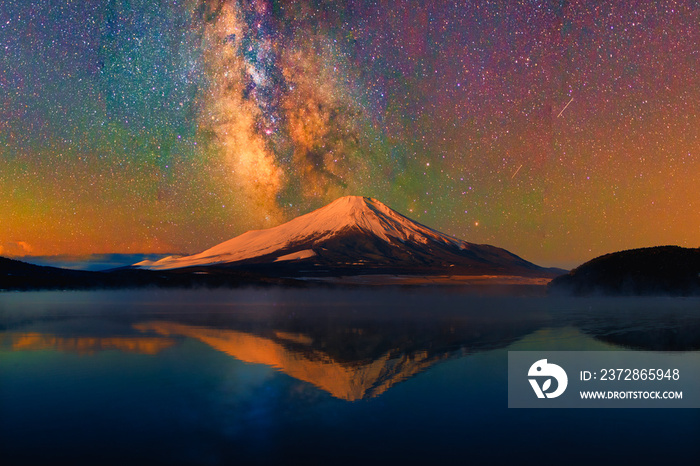 未明の富士山と満天の星空