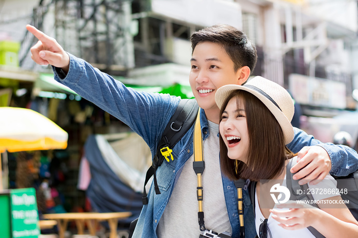 快乐的亚洲情侣旅游背包客在曼谷考山路旅行