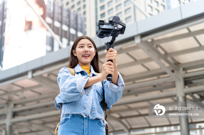 亚洲女性旅游vlogger在城市自拍视频