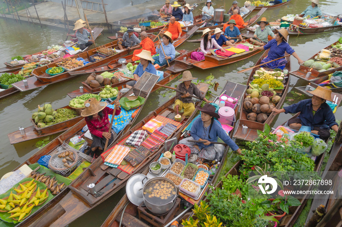 Damnoen Saduak浮动市场或Amphawa。当地人在加拿大的船上出售水果和传统食品