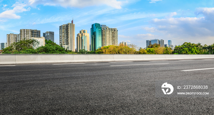 中国深圳的沥青道路和城市天际线，以及现代化的商业建筑。