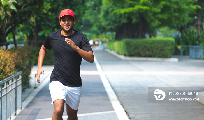 健康跑步者户外慢跑。健身和运动健康的生活方式理念。