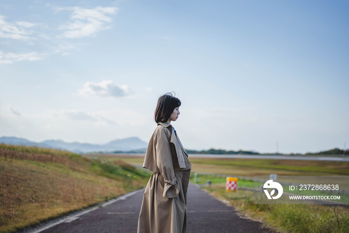 空港の公園にいる女性