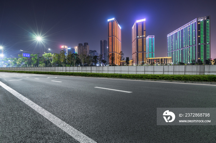 夜晚空旷的城市道路