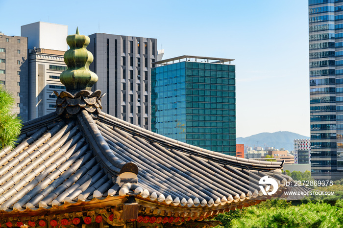 首尔奉根寺的传统韩国瓷砖屋顶