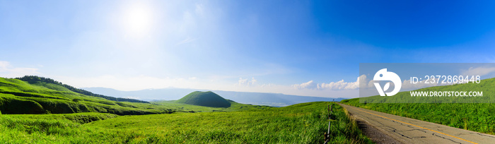 米塚火山風景　(日本・Japan)パノラマ写真阿蘇山への道に米塚火山の名残初夏・新緑の晴天の美しい風景高さ80メートルの小さな山ですが、れっきとした火山です頂上の窪みは噴火の名残です。Yonezuka