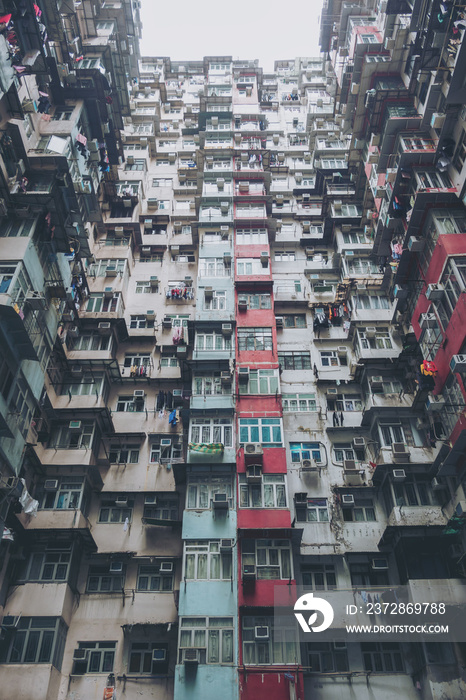 香港采石湾社区拥挤住宅建筑的低角度视图