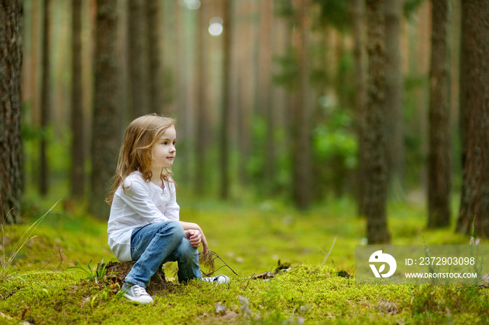 可爱的小女孩在森林里远足