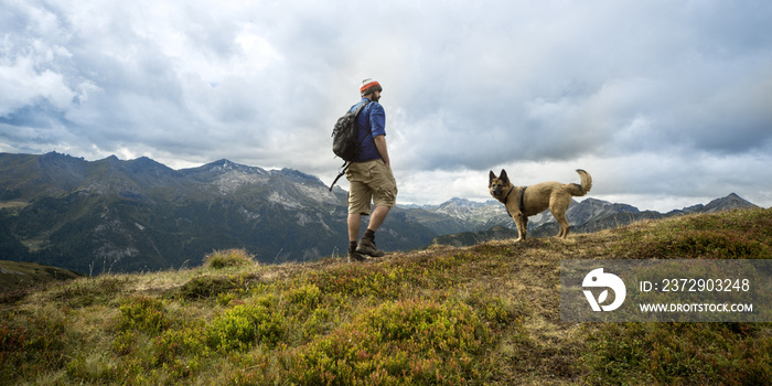 Wanderer mit seinem Schäferhundmischling