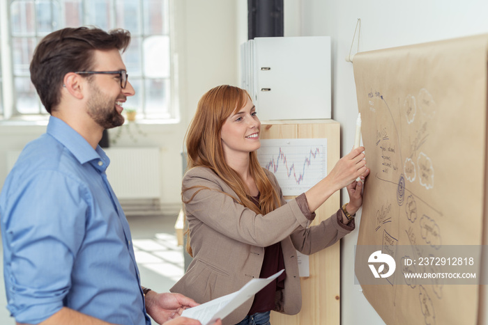 zwei kollegen besprechen ideen für das unternehmen am chart