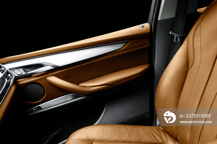 棕色皮革内饰的豪华现代汽车。穿孔棕色皮革舒适座椅与sti