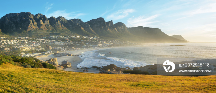 南非开普敦日落时分的坎普斯湾海滩，背景是十二使徒。