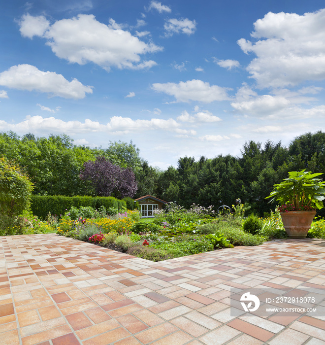 Gartenanlage mit Teich und Terrasse