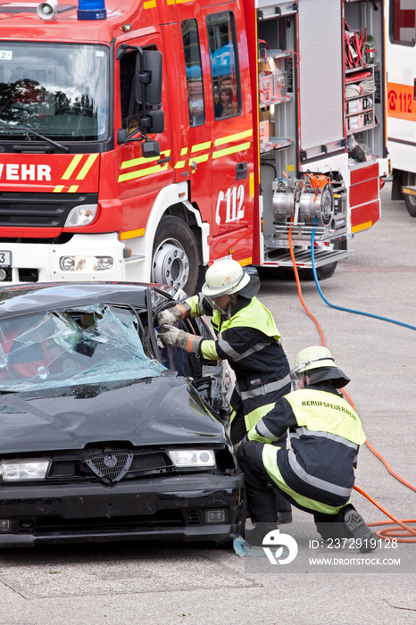 Feuerwehr Rettungseinsatz mit Verletzten-Bergung