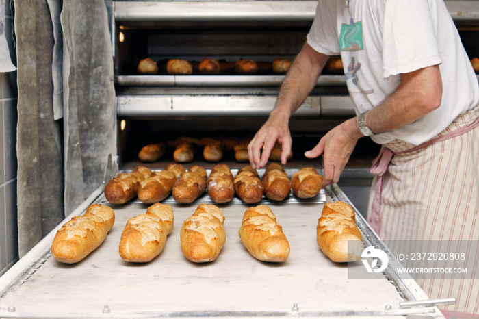 boulanger sortant le pain du four # 26