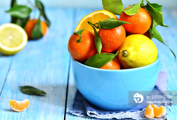 柑橘类水果放在碗里。