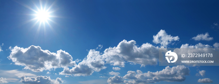 Sonnenstrahlen am Wolkenhimmel