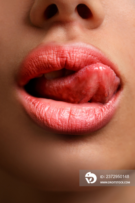 性感的女人与红唇和舌头