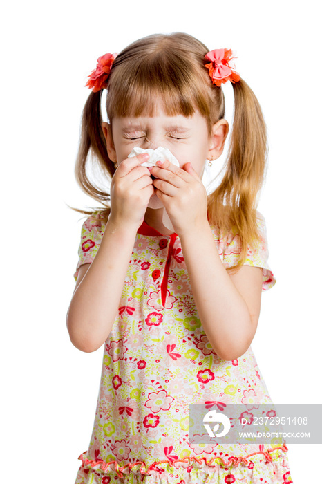 小女孩用隔离在白色上的纸巾擦拭或清洁鼻子