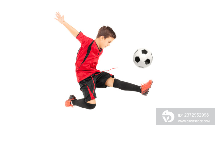 少年足球运动员正在踢球
