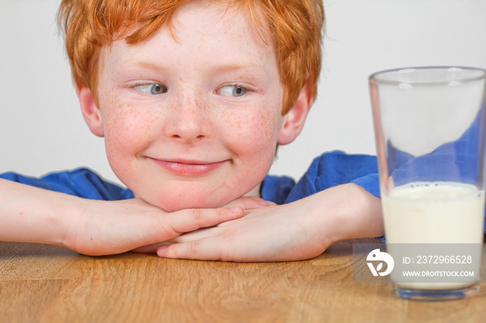 Junge mit Glas Milch