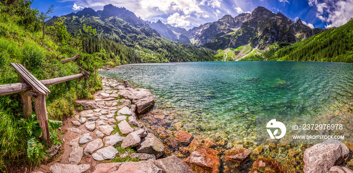 塔特拉山脉中间池塘的全景图