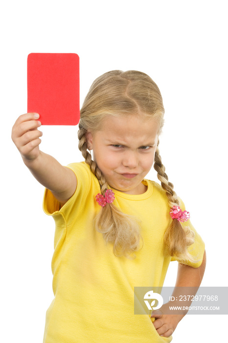 一个小女孩出示红牌