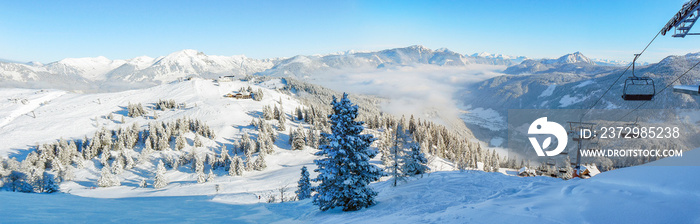 高山冬季全景滑雪场有滑雪缆车、滑雪者和冰雪覆盖的森林。